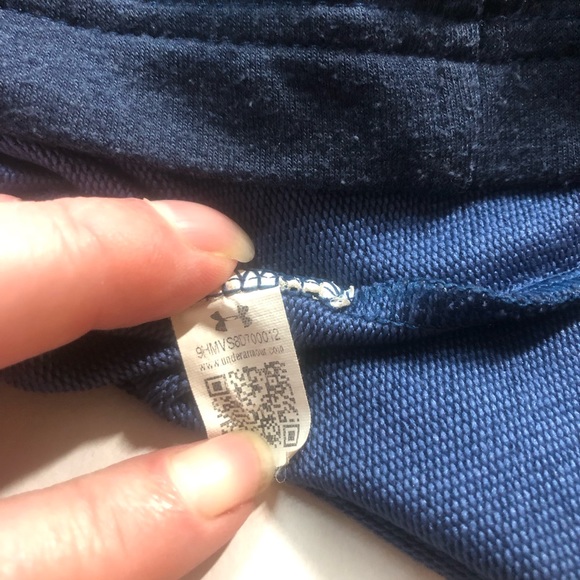 Under Armour Men’s Loose Hoodie Cold Gear, thinner style material - Picture 6 of 7